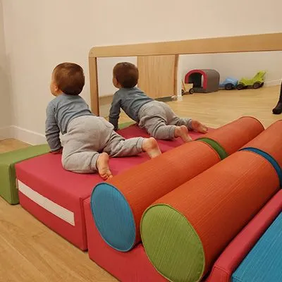 Enfant qui joue micro-crèche