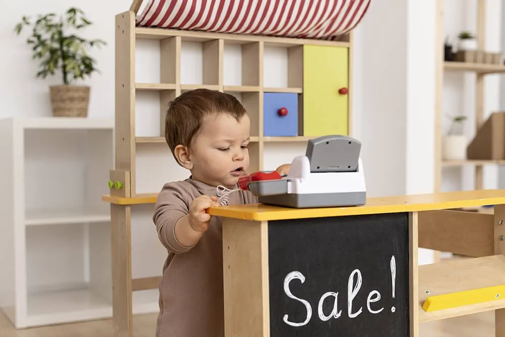 enfant qui joue en crèche