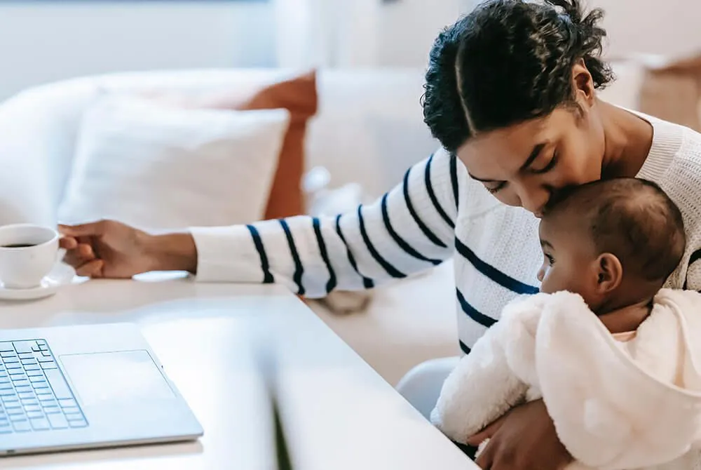 Femme qui travaille avec son nouveau-né