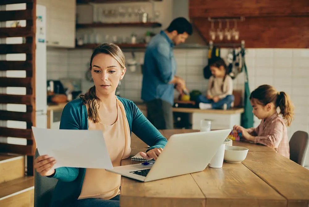 Famille qui concilie vie pro et vie perso