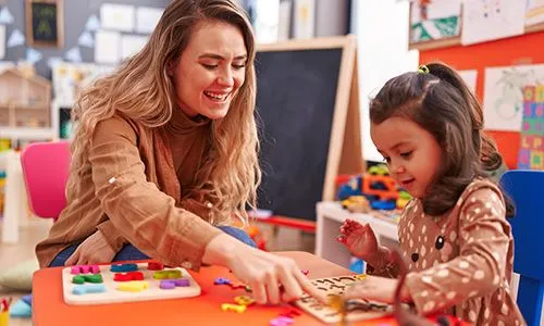 Adulte et enfant qui jouent