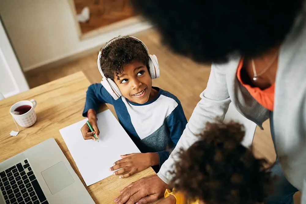 Enfant qui regarde sa mère