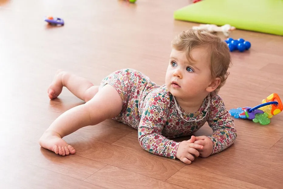 Bébé fille en crèche