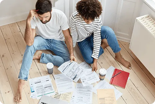 Couple qui fait de l'administratif
