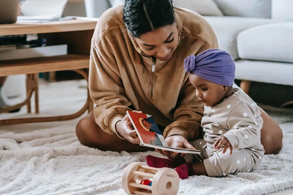Maman lit un livre à son bébé