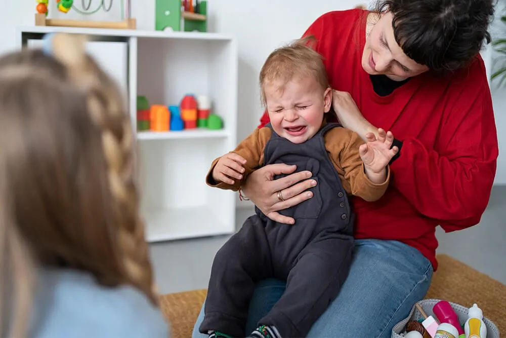 Jeune enfant qui pleure - angoisse de la séparation